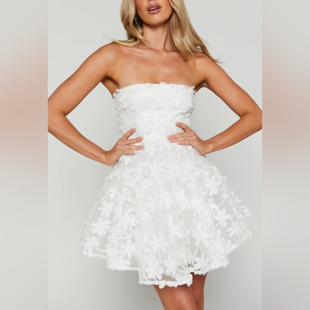 Selfie Leslie White Strapless Floral Applique Mini Dress